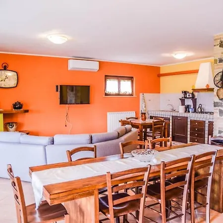 Villa By Casamerina, Large With Pool, Garden Near Trasimeno